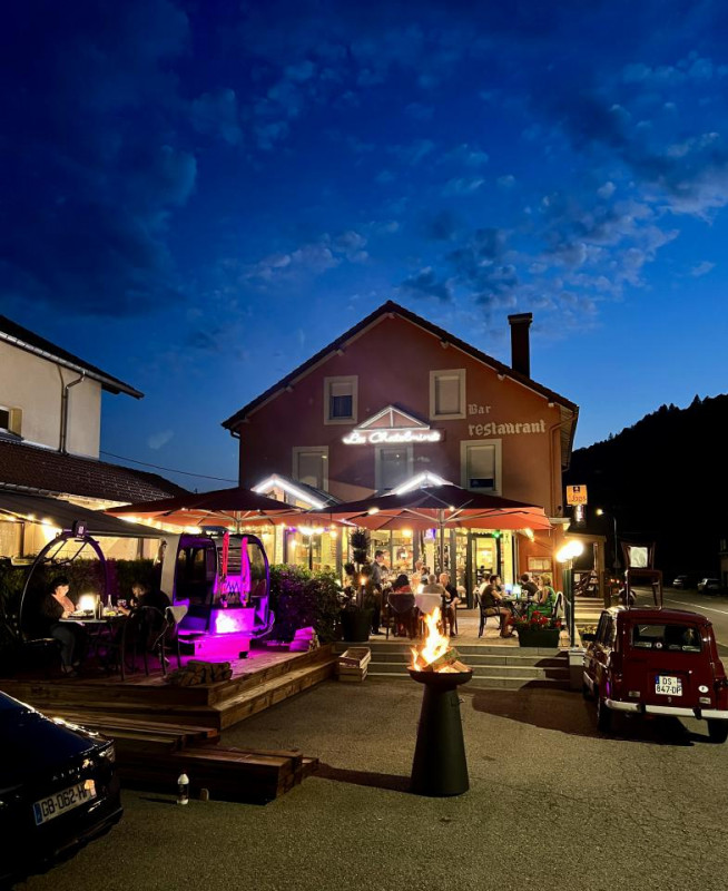 hotel-restaurant-les-chatelmines-la-bresse-1